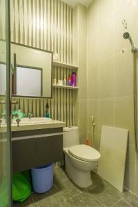 Phòng tắm nhà phố Phú Nhuận Bán nhà phố quận Phú Nhuận hướng Đông đón nắng sớm, cách trung tâm 15p