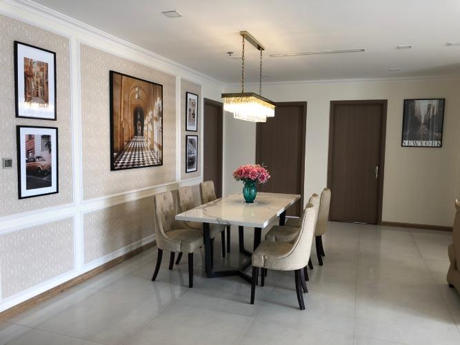 Phòng khách căn hộ Vinhomes Central Park, Quận Bình Thạnh Căn hộ cao cấp Vinhomes Central Park tầng cao, đầy đủ nội thất.