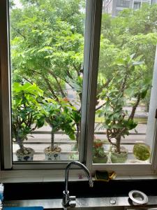 Ban công căn hộ chung cư Mỹ Khang Căn hộ chung cư Mỹ Khang tầng thấp view nội khu, hướng Tây.