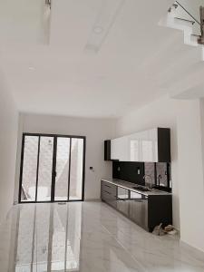 nhà phố Bình Thạnh Bán nhà hẻm Chu Văn An, thiết kế hiện đại, có sân thượng rộng.