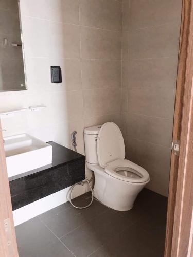 phòng vệ sinh căn hộ mizuki park Căn hộ Mizuki Park tầng trung, đón view cây xanh thoáng mát.