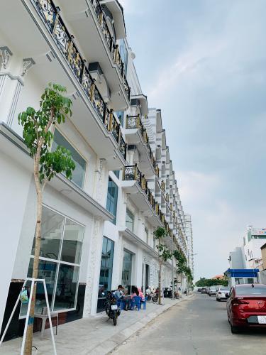 Đường nhà phố Bình Tân Nhà phố khu Lux Home Gardens diện tích sử dụng 220m2, hướng Tây.