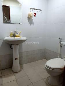 Phòng tắm căn hộ Tani Building Sơn Kỳ 1 Căn hộ Tani Building Sơn kỳ 1 kèm nội thất cơ bản, view nội khu.