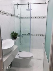 Phòng tắm nhà phố  Nhà phố khu Lux Home Gardens diện tích sử dụng 220m2, hướng Tây.