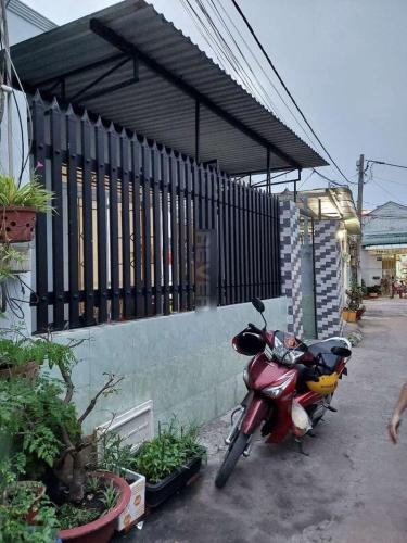 Nhà phố Quận 9 Nhà phố cấp 4 diện tích 110m2, không có nội thất.