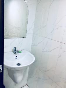 Phòng tăm căn hộ chung cư Nguyễn Thiện Thuật, Quận 3 Căn hộ chung cư Nguyễn Thiện Thuật hướng Tây Nam, view thành phố.