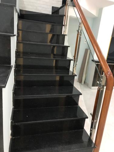 Cầu thang nhà phố Gò Vấp Nhà phố cửa hướng Đông hẻm xe hơi rộng, kết cấu 3 tầng.