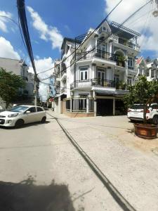 Đường trước nhà phố Huyện Nhà Bè Nhà phố diện tích 66m2 có cửa hậu xe hơi đậu trong nhà, nội thất cơ bản.