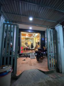 Sân trước nhà phố Hiệp Bình Phước, Thủ Đức Nhà phố hướng Tây Bắc, sân thượng rộng, khu dân cư an ninh.