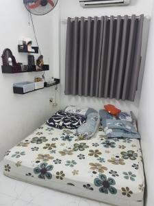 Phòng ngủ nhà phố Nguyễn Trãi, Quận 1 Nhà phố hướng Tây Nam, sàn phòng ngủ lót gỗ, diện tích 51m2.