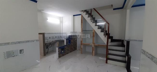 Bên trong nhà phố Tân Chánh Hiệp 10, Quận 12 Nhà phố hẻm xe hơi hướng Nam, cách đường chính hơn 100m.