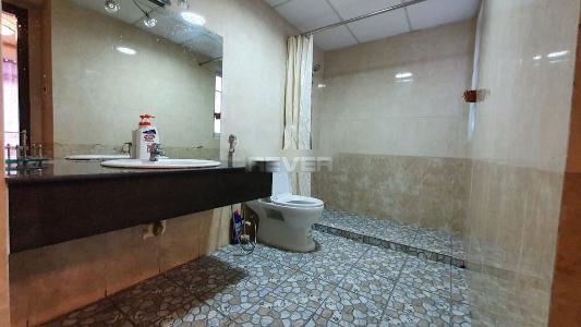 Phòng tắm Chánh Hưng- Giai Việt, Quận 8 Căn hộ Chánh Hưng Giai Việt tầng trung, ban công hướng Đông.