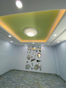 Phòng ngủ nhà phố Nhà phố Bình Tân hướng Bắc thiết kế hiện đại, hẻm xe hơi.