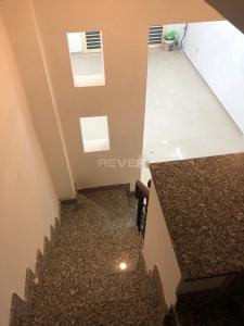 Cầu thang nhà phố Phan Văn Trị, Bình Thạnh Nhà phố căn góc hướng Đông Nam, gần Đại học Văn Lang.