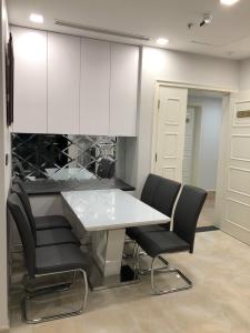 bàn ăn Căn hộ Vinhomes Golden River tầng trung, view thành phố và sông