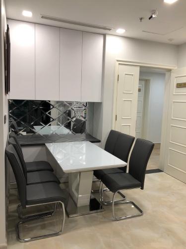 bàn ăn Căn hộ Vinhomes Golden River tầng trung, view thành phố và sông