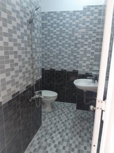 Phòng tắm nhà phố Trương Phước Phan, Bình Tân Nhà phố hướng Đông Nam, mặt tiền đường tỉnh lộ 10 rộng rãi.