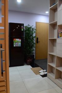 Cửa chính căn hộ Scenic Valley, Quận 7 Căn hộ Scenic Valley tầng trung, view nội khu hồ bơi.