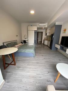 Phòng khách Botanica Premier, Tân Bình  Officetel Botanica Premier hướng Tây Nam, view nội khu.