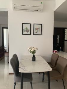 Bếp ăn One Verandah Quận 2 Căn hộ One Verandah 2 phòng ngủ, view thành phố lung linh về đêm