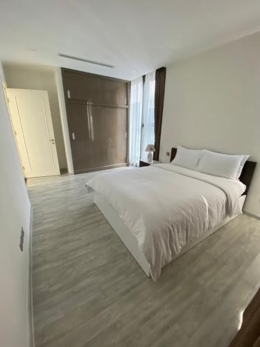 phòng ngủ Căn hộ Vinhomes Golden River tầng cao, nội thất đầy đủ.