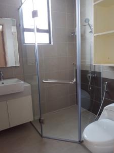 nhà tắm căn hộ The Sun Avenue Căn hộ The Sun Avenue hướng cửa Đông Nam, đầy đủ nội thất.