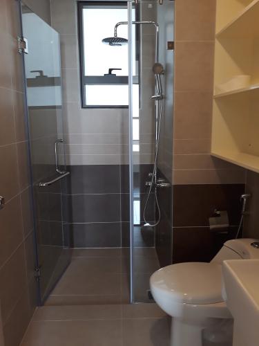 nhà tắm căn hộ The Sun Avenue Căn hộ The Sun Avenue hướng cửa Đông Nam, đầy đủ nội thất.