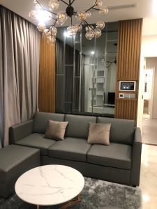 Phòng khách Vinhomes Golden River, Quận 1 CĂN HỘ VINHOMES GOLDEN RIVER HƯỚNG ĐÔNG BẮC