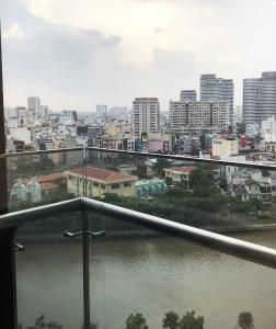 View ban công Vinhomes Golden River, Quận 1 Căn hộ Vinhomes Golden River tầng trung, ban công Tây Nam.
