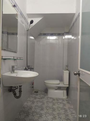 WC Nhà phố mặt tiền hướng Đông Bắc, đường trước nhà 12m.