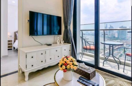 Phòng khách Vinhomes Golden River, Quận 1 Căn hộ Vinhomes Golden River hướng Tây Nam, tầng cao đón gió.