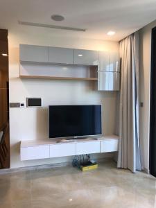 phòng khách Căn hộ Vinhomes Golden River tầng trung, view Tây Nam.