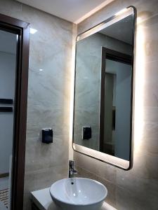 Căn hộ Vinhomes Central Park, Bình Thạnh Căn hộ Vinhomes Central Park tầng trung, thiết kế hiện đại.