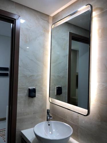 Căn hộ Vinhomes Central Park, Bình Thạnh Căn hộ Vinhomes Central Park tầng trung, thiết kế hiện đại.