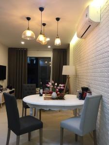 Căn hộ M-One Nam Sài Gòn, Quận 7 Căn hộ M-One Nam Sài Gòn đầy đủ nội thất, hướng Đông Nam.