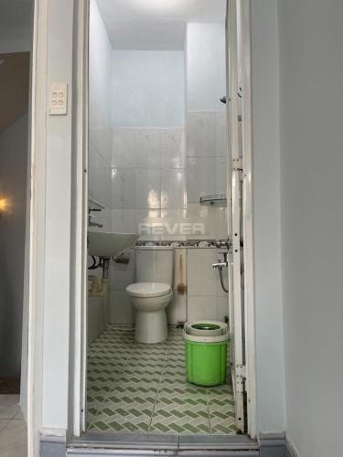 Phòng tắm nhà phố Huỳnh Tấn Phát, Quận 7 Nhà phố hướng Đông, hẻm bê tông sạch sẽ, khu dân cư an ninh.