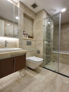 phòng tắm CHO THUÊ CĂN HỘ VINHOMES GOLDEN RIVER TẦNG CAO