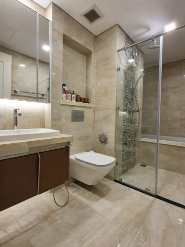 phòng tắm CHO THUÊ CĂN HỘ VINHOMES GOLDEN RIVER TẦNG CAO