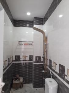 Phòng tắm nhà phố Nhà phố diện tích sử dụng 151.5m2 đủ tiện nghi, cửa hướng Tây.