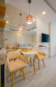 Phòng khách River Gate, Quận 4 Căn hộ Officetel RiverGate Residence tầng trung, hướng Tây Bắc.