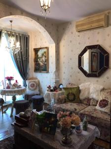 Phòng khách nhà phố Nhà phố vườn 2 mặt tiền cửa chính hướng Đông Bắc, diện tích đất 126m2.