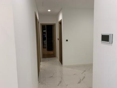 Phòng khách Sarica Condominium Quận 2 Căn hộ Sarina Condominium hướng Đông Nam, nội thất cơ bản.