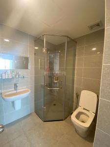 Nhà tắm Terra Royal Quận 3 Căn hộ Terra Royal trung tâm thành phố, view sông Hoàng Sa.