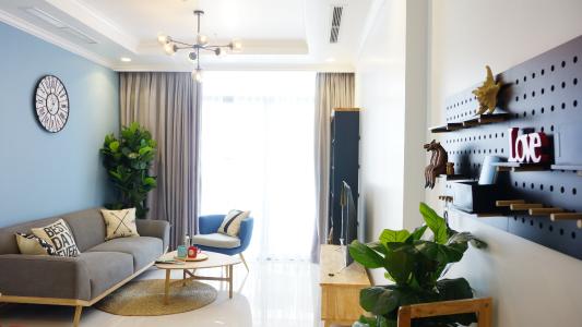 Phòng khách căn hộ Vinhomes Central Park, Quận Bình Thạnh Căn hộ Vinhomes Central Park đón view tầng cao, đầy đủ nội thất.