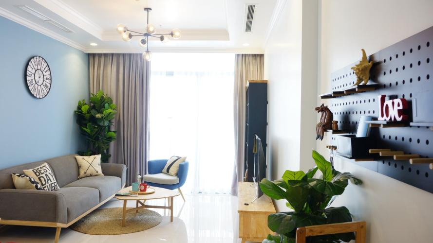 Phòng khách căn hộ Vinhomes Central Park, Quận Bình Thạnh Căn hộ Vinhomes Central Park đón view tầng cao, đầy đủ nội thất.
