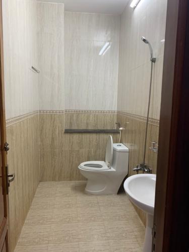 Toilet nhà phố quận 12 Nhà phố mặt tiền hướng cửa Tây Nam diện tích sử dụng 260m2.