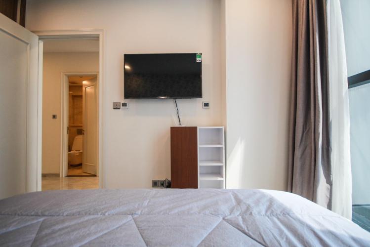 phòng ngủ Căn hộ tầng cao Vinhomes Golden River hướng Đông Bắc mát mẻ.