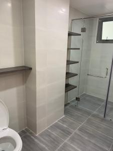 Nhà vệ sinh Saigon South Residence  Căn hộ Saigon South Residence ban công hướng Tây, nội thất tiện nghi.