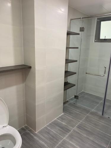 Nhà vệ sinh Saigon South Residence  Căn hộ Saigon South Residence ban công hướng Tây, nội thất tiện nghi.