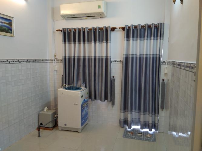 Bên trong nhà phố Hoàng Diệu, Quận 4 Nhà phố hẻm 4m, diện tích 21m2, khu ăn uống sầm uất.